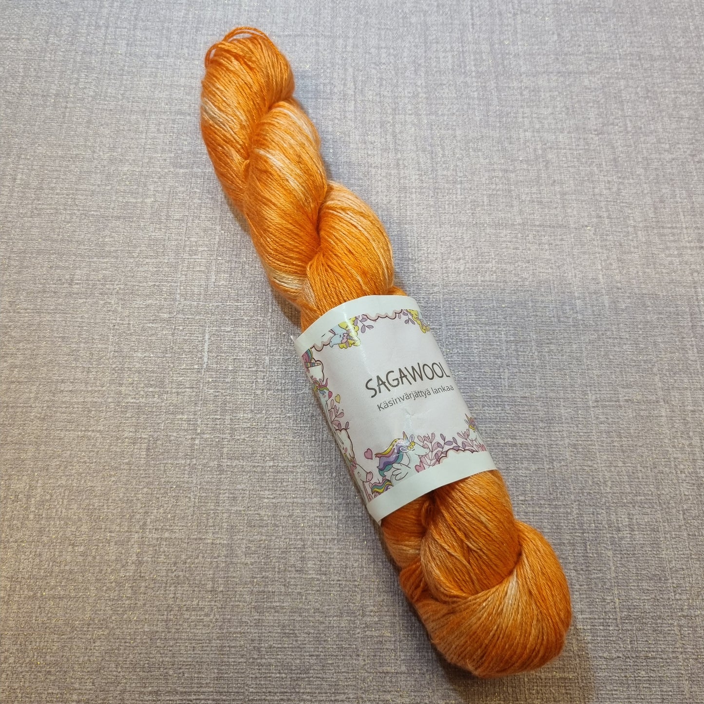 Käsinvärjätty vegaaninen bambu-pellava, fingering, 100g/400m