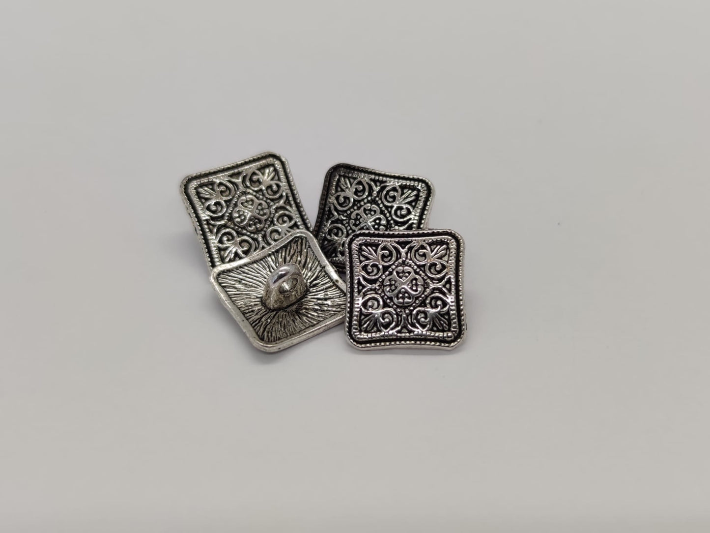 Metallinappi, neliö