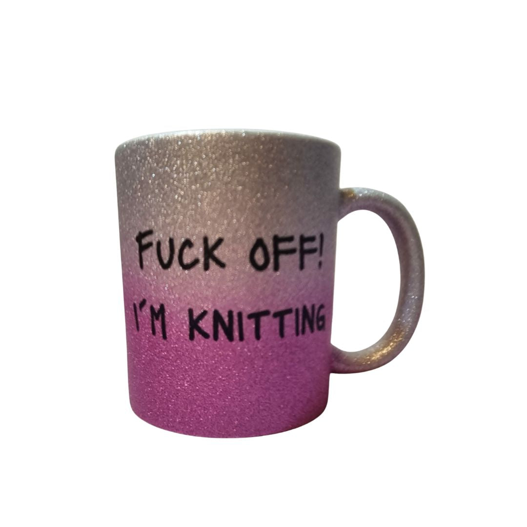 Glitteri muki painatuksella Fu*k Off I'm knitting