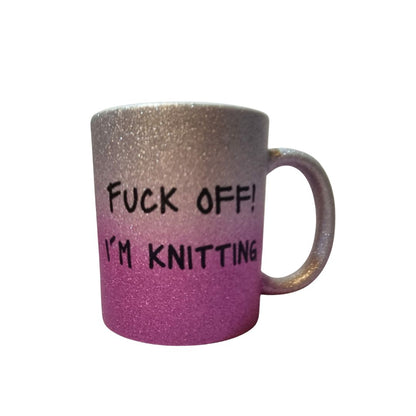 Glitteri muki painatuksella Fu*k Off I'm knitting