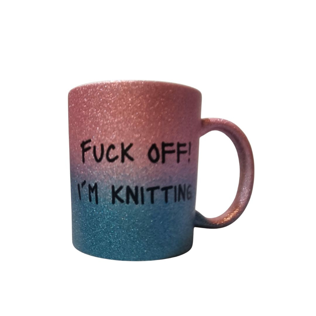 Glitteri muki painatuksella Fu*k Off I'm knitting