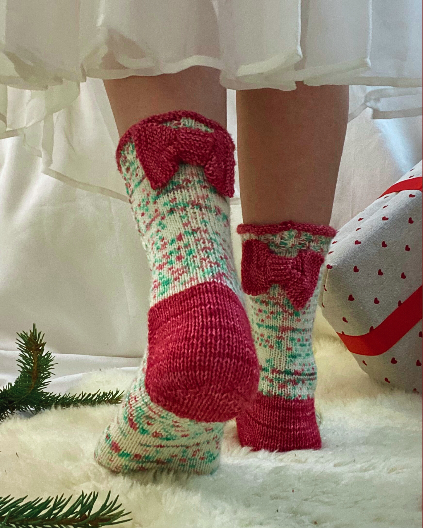 Joululahja neulojalle, langat, ohje ja jouluiset korvakorut.