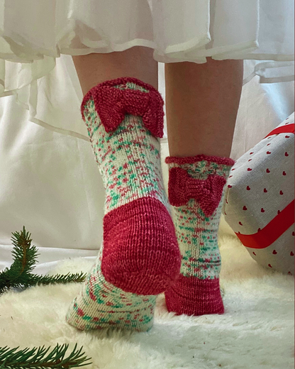 Joululahja neulojalle, langat, ohje ja jouluiset korvakorut.