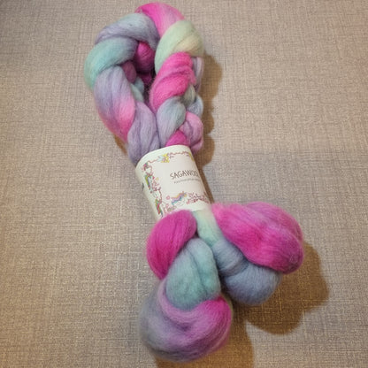 Käsinvärjätty villatopsi Corriedale 100g.