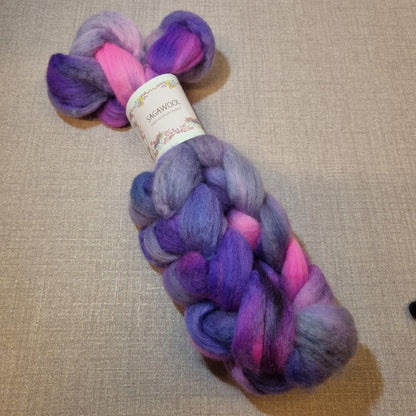 Käsinvärjätty villatopsi Corriedale 100g.