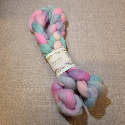 Käsinvärjätty villatopsi Corriedale 100g.