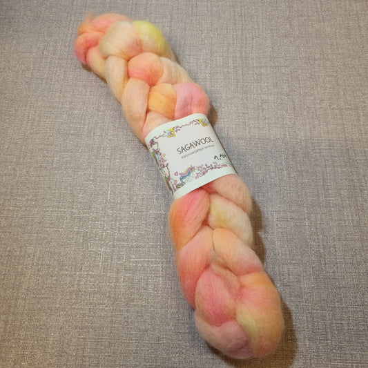 Käsinvärjätty villatopsi Corriedale 50g.