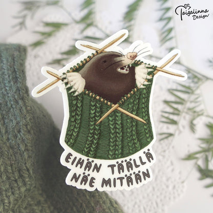 Taigalinnan  neule ja ompeluaiheiset tarrat.