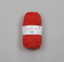 Lataa kuva Galleria-katseluun, Rauma Garn 3-tr. Strikkegarn, 100% villalanka, 50g/108m.
