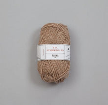 Lataa kuva Galleria-katseluun, Rauma Garn 3-tr. Strikkegarn, 100% villalanka, 50g/108m.
