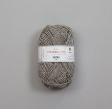 Lataa kuva Galleria-katseluun, Rauma Garn 3-tr. Strikkegarn, 100% villalanka, 50g/108m.
