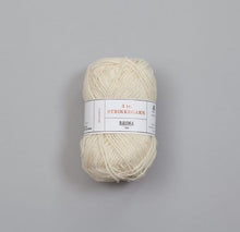 Lataa kuva Galleria-katseluun, Rauma Garn 3-tr. Strikkegarn, 100% villalanka, 50g/108m.
