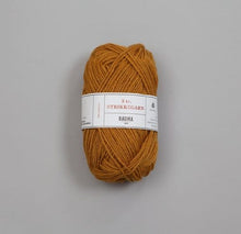 Lataa kuva Galleria-katseluun, Rauma Garn 3-tr. Strikkegarn, 100% villalanka, 50g/108m.
